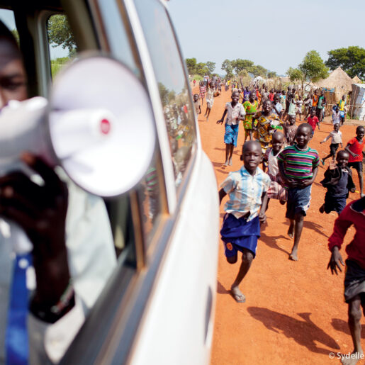 Kinder rennen Auto hinterherKinder rennen Auto hinterher