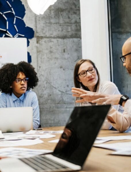 Arbeitsteam bespricht sich in Sitzungsraum